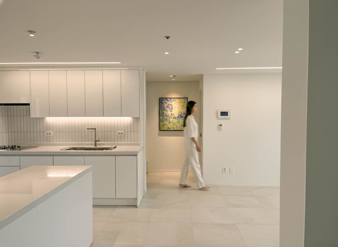 울산 인테리어 시공사례 - 화명동 코오롱하늘채 2단지 25평형 - 주방, 거실, 욕실 - 화이트, 귀여운, 구축아파트